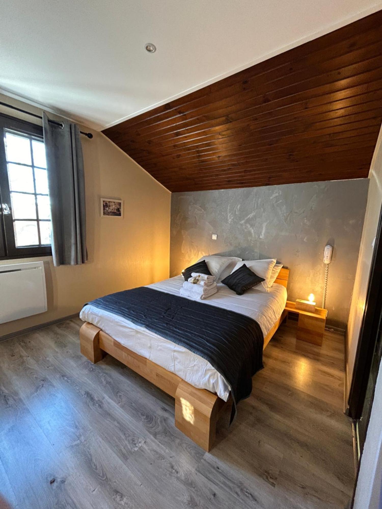 Logis Le Relais De La Voie Sacree Hotel Issoncourt Buitenkant foto