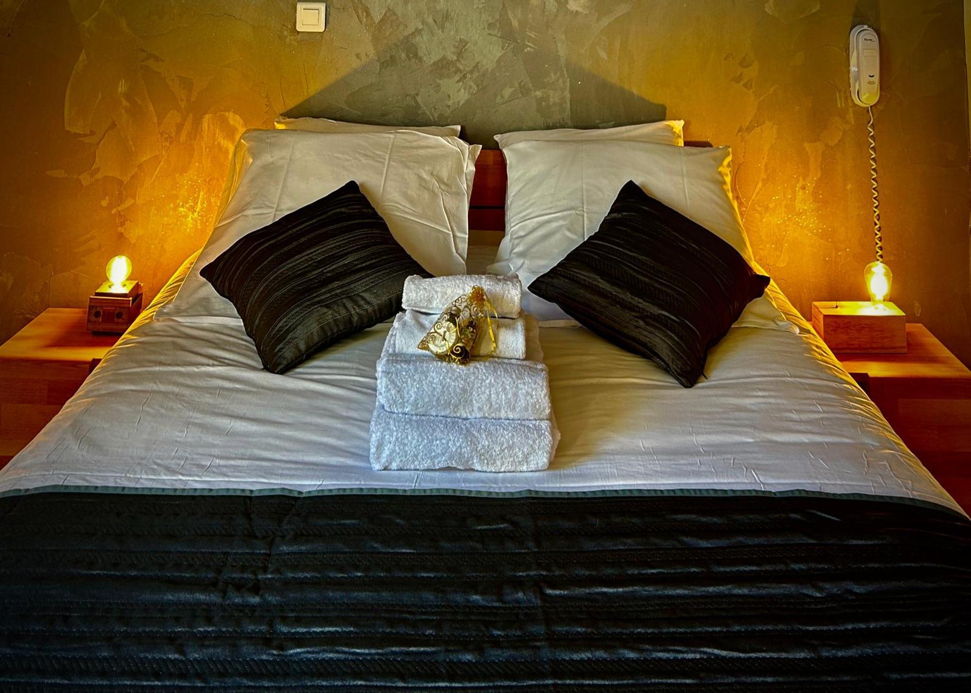 Logis Le Relais De La Voie Sacree Hotel Issoncourt Buitenkant foto
