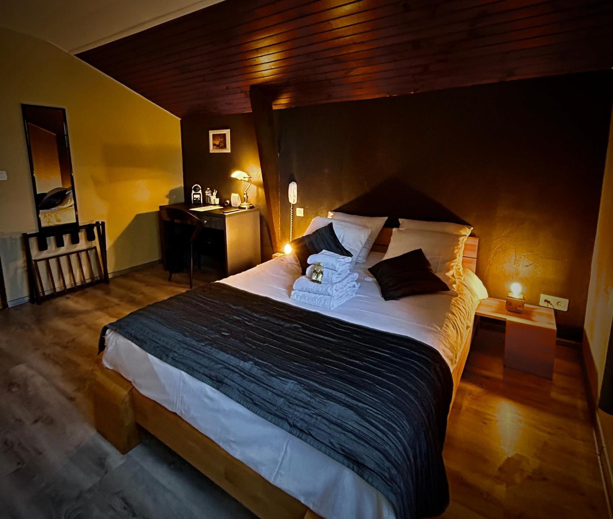 Logis Le Relais De La Voie Sacree Hotel Issoncourt Buitenkant foto