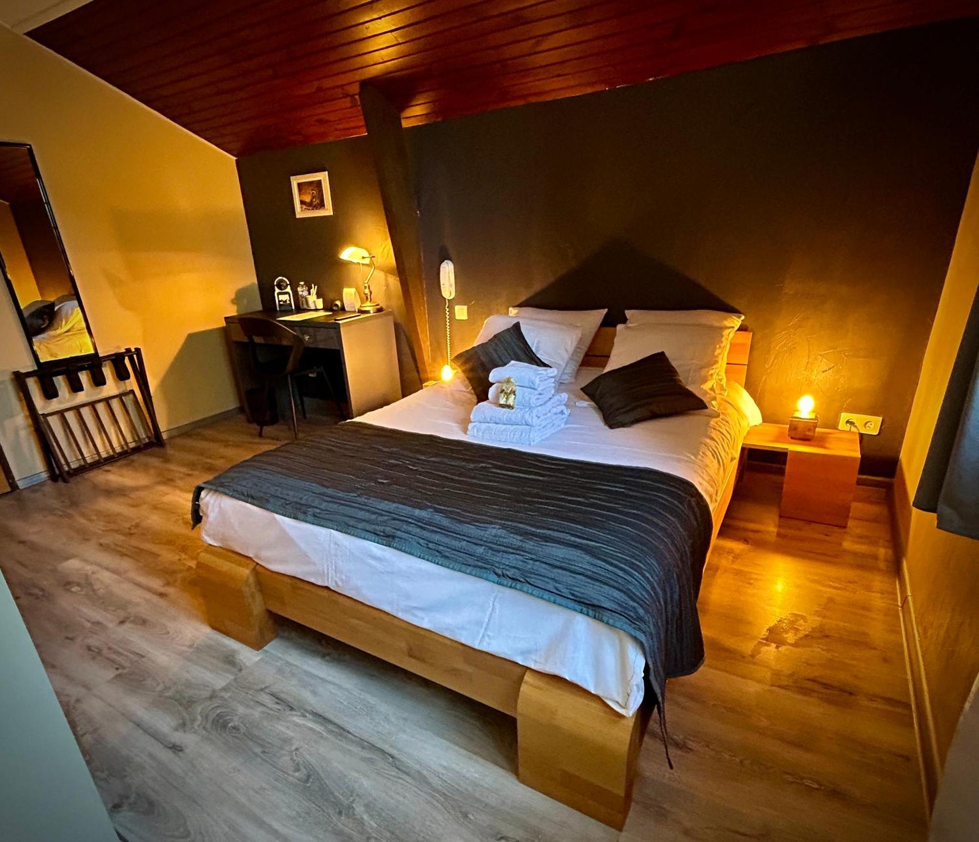 Logis Le Relais De La Voie Sacree Hotel Issoncourt Buitenkant foto