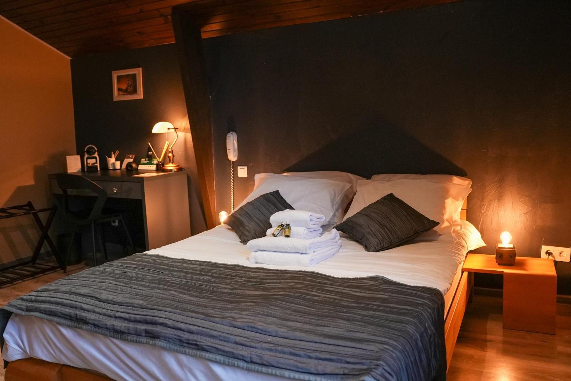 Logis Le Relais De La Voie Sacree Hotel Issoncourt Buitenkant foto